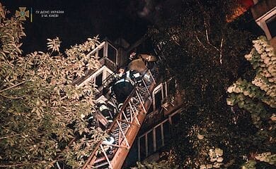 Ночью в Киеве из-за пожара в многоэтажке погибла женщина