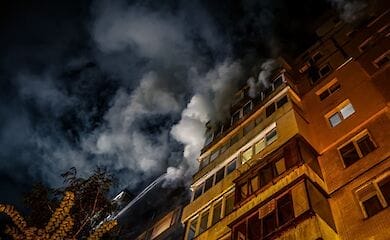 Ночью в Киеве из-за пожара в многоэтажке погибла женщина
