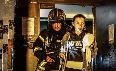 Ночью в Киеве из-за пожара в многоэтажке погибла женщина