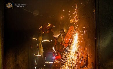 Ночью в Киеве из-за пожара в многоэтажке погибла женщина