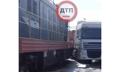 На Киевщине поезд снес фуру и зацепил легковушку