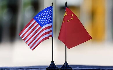 КНР предложила США "заткнуться"