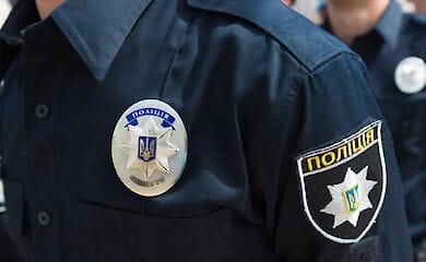 В Києві поліцейські врятували жінку, яка потрапила у ДТП