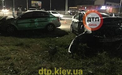 Под Киевом автомобиль выехал на встречную полосу и протаранил пять машин