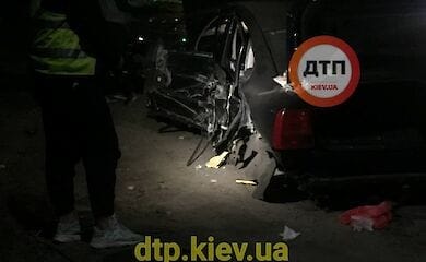 Под Киевом автомобиль выехал на встречную полосу и протаранил пять машин