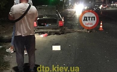 Под Киевом автомобиль выехал на встречную полосу и протаранил пять машин