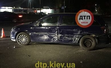 Под Киевом автомобиль выехал на встречную полосу и протаранил пять машин