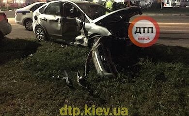 Под Киевом автомобиль выехал на встречную полосу и протаранил пять машин