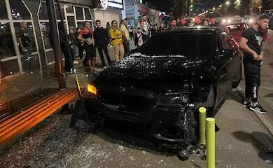 В Кривом Роге водитель BMW врезался в остановку