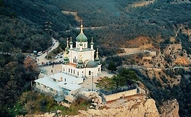 В Крыму автомобиль с людьми сорвался в пропасть с высоты 200 метров