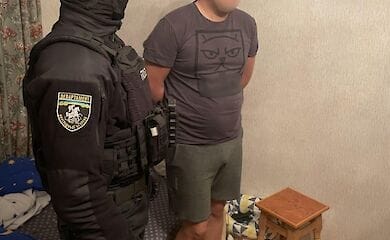 Представлялись поліцейськими та вимагали гроші: у Києві затримали злочинців
