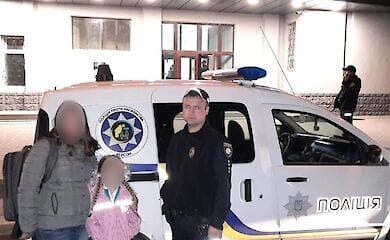 У Херсона батько забув доньку на дитячому майданчику