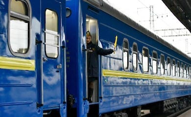 Очередной обвал: Укрзализныця меняет направление поездов