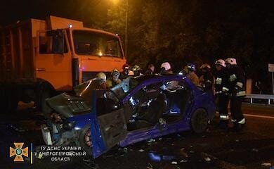 У ДТП зі сміттєвозом загинула людина, троє травмувалися