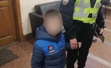 У Києві жінка з дитиною сплять на вулиці