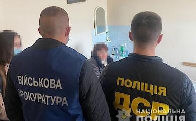 Требовала взятку от призывника: врача задержали