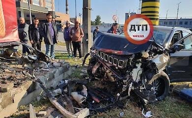 ДТП в Киеве на Оболони: авто влетело в отбойник