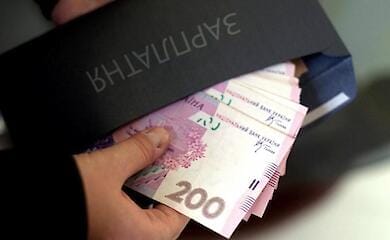 В Бердянской больнице завотделения приписывал себе лишние часы работы в табеле и получал надбавки и доплаты