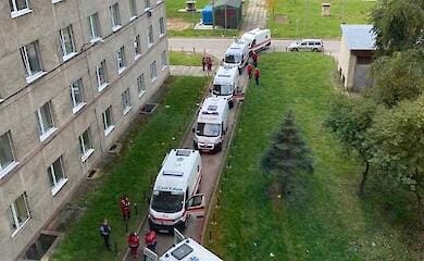 Во Львове возле больницы образовалась очередь "скорых" с больными COVID
