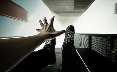 ЧП в Киеве на Чоколовке: из окна выпал мужчина