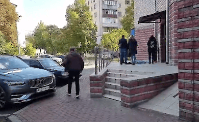 В Киеве школьница выпала из окна