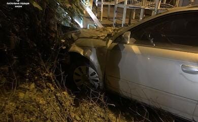 Сбил дерево и въехал на детскую площадку: в Киеве задержали нетрезвого водителя