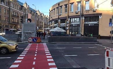 На Бессарабке обустраивают велодорожку