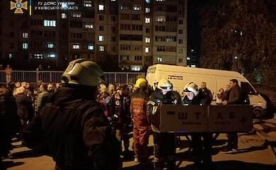 Под Киевом горела многоэтажка: десятки эвакуированных