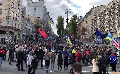 Димові шашки і опудало президента: як в Києві проходить марш захисників і захисниць