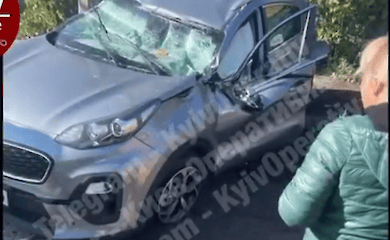 ДТП в Києві: вантажівка розчавила легкове авто