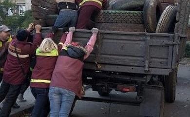 У Києві прибирають з клумб старі покришки