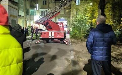 В Мелитополе парень залез на высокое дерево и угрожал спрыгнуть