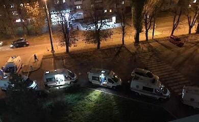 В Хмельницком у "ковидной" больницы выстроились очереди "скорых"