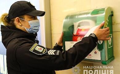 Остановилось сердце: в Киеве в метро полицейская спасла пассажира