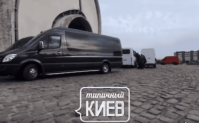 Журналісти показали чергу з катафалків у київський крематорій