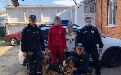 Хотели быть вместе: влюбленные подростки сбежали из дома и жили в лесу