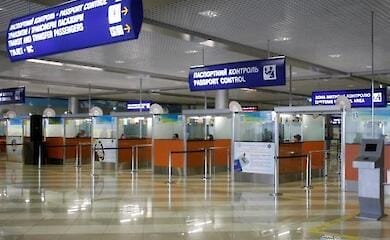 В аэропорту "Борисполь" пограничники задержали 8 человек по подозрению в поделке COVID-сертификатов