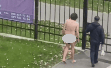 Повністю голий чоловік гуляв Києвом. 18+