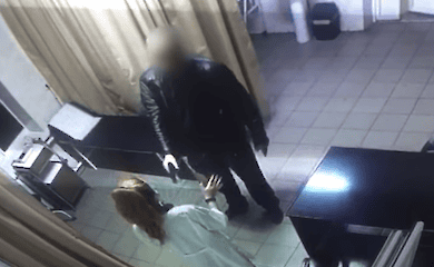 Поліція затримала чоловіка, який погрожував пістолетом медикам у лікарні