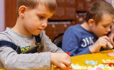  Скільки спецшкіл та інклюзивних класів є в Дніпровському районі столиці