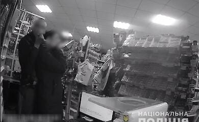 В Херсоне мужчина приставил нож к горлу продавщицы и взял ее в заложники