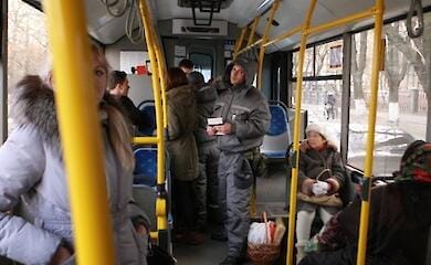 В Киеве "заяц" застрял в дверях троллейбуса
