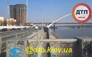 У Києві на Набережно-Рибальській вулиці помер велосипедист