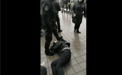 В Запорожье на митинге против COVID-вакцинации возникли стычки с полицией