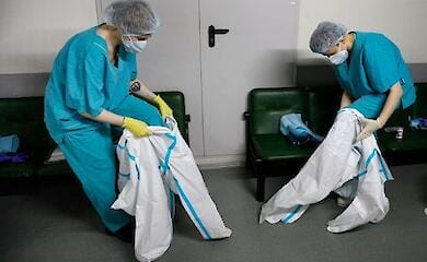 Матдопомогу від міста отримуватимуть медики, які перехворіли на ковід, а також сім'ї померлих.