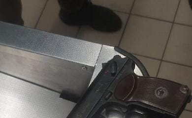 В Днепре мужчина в супермаркете достал пистолет после просьбы надеть маску