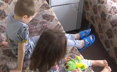 Горе-мати на Житомирщині залишила малолітніх дітей самих у квартирі