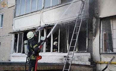 В Киеве горит дом: спасатели эвакуировали людей