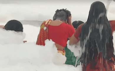 Частина індійської річки Ямуни вкрилася отруйною піною