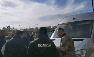 Водитель без COVID-сертификата: в Киеве полицейские с автоматами блокировали автобус